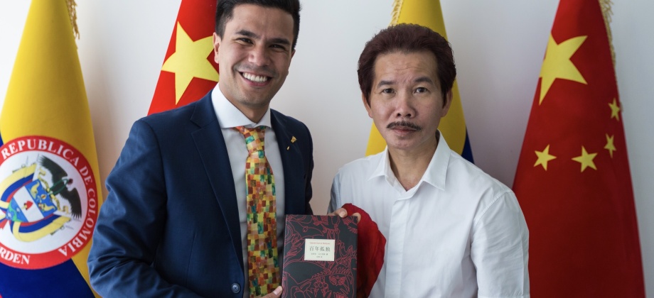 Cónsul de Colombia en Guangzhou se reunió con el artista cantones, Xu Hongfei