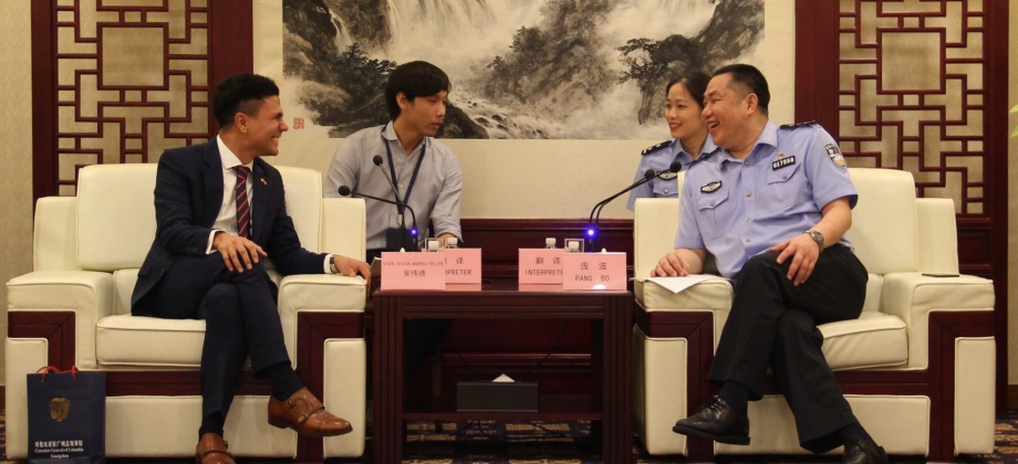 Reunión con el Director de la División de Entradas y Salidas del Buró de Seguridad Pública de Guangzhou