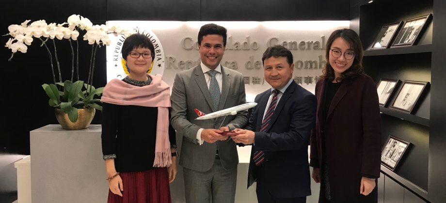 Reunión del Cónsul colombiano Andrés Felipe Vidal de una aerolínea turca 