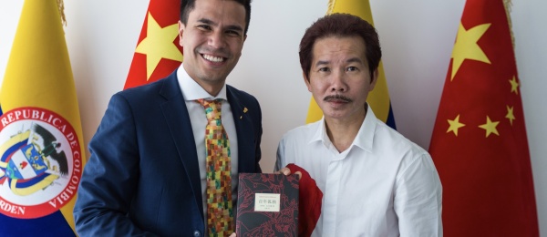 Cónsul de Colombia en Guangzhou se reunió con el artista cantones, Xu Hongfei