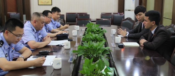 Reunión del Cónsul de Colombia en Guangzhou con el Vicedirector de la Cárcel de Dongguan 