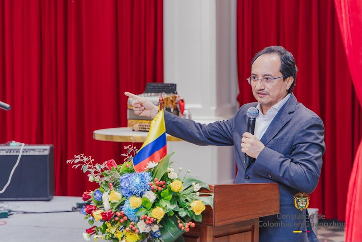 Foto: El Cónsul General Hernán Vargas dando palabras para iniciar el evento