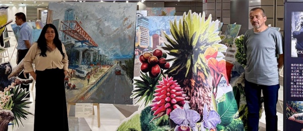 Exhibición de pinturas por dos artistas colombianos en el edificio IFC de Guangzhou