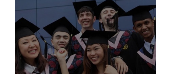 Estudiantes con el mensaje para consultar la “Guía de Estudiantes” en China
