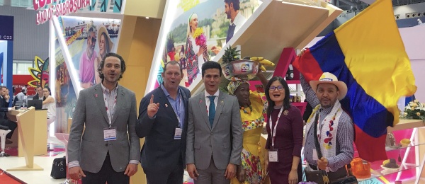 Cónsul General en Guangzhou visitó el estand de Colombia en la feria World Routes 2018